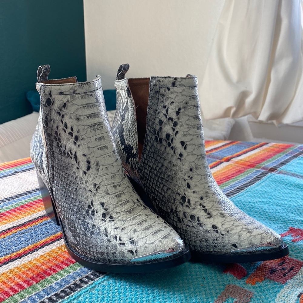 Heeled western booties